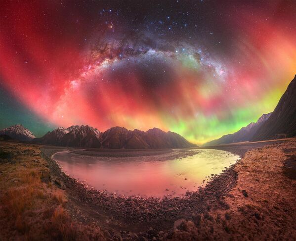 Cielo de fuego - Tom Rae (Nueva Zelanda).La Vía Láctea se arquea sobre el Parque Nacional de Aoraki, fotografiada durante una rara tormenta geomagnética. - Sputnik Mundo