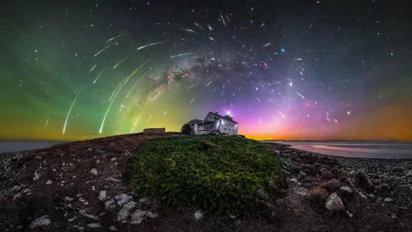 Explosión cósmica - Uros Fink (Croacia).El fotógrafo logró captar una lluvia de meteoros, el arco de la Vía Láctea con Orión, la Aurora y la conjunción de Júpiter y Marte, cerca al faro de Cabo Marlera (Croacia), construido en 1880.  - Sputnik Mundo