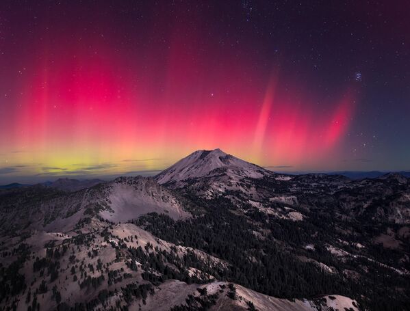 Erupción de masa coronal - Matt Haynie (EEUU).El creador de la obra tomó la imagen de una aurora roja en las montañas de California. - Sputnik Mundo