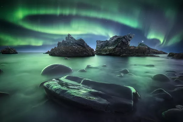 En los rayos del viento solar - Serguéi Korolev (Rusia).En la Península de Ribachi, en el Ártico ruso, Serguéi logró captar estas auroras en forma de cadena.  - Sputnik Mundo