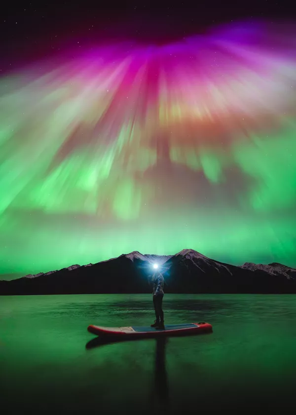 Remando bajo la aurora - Henry Himanshu (Canadá).Una aurora sobre un lago con paisaje montañoso, captada por el artista en el Parque Nacional de Banff, Canadá.  - Sputnik Mundo