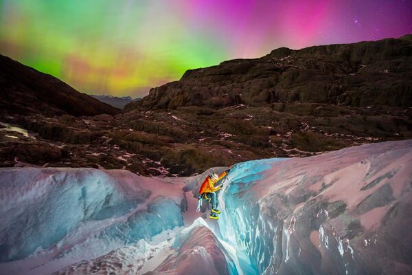 Cielo y hielo - Henry Frakes (Nueva Zelanda). Un glaciar bajo la noche iluminado por las auroras en el Parque Nacional Aspiring de Nueva Zelanda. - Sputnik Mundo
