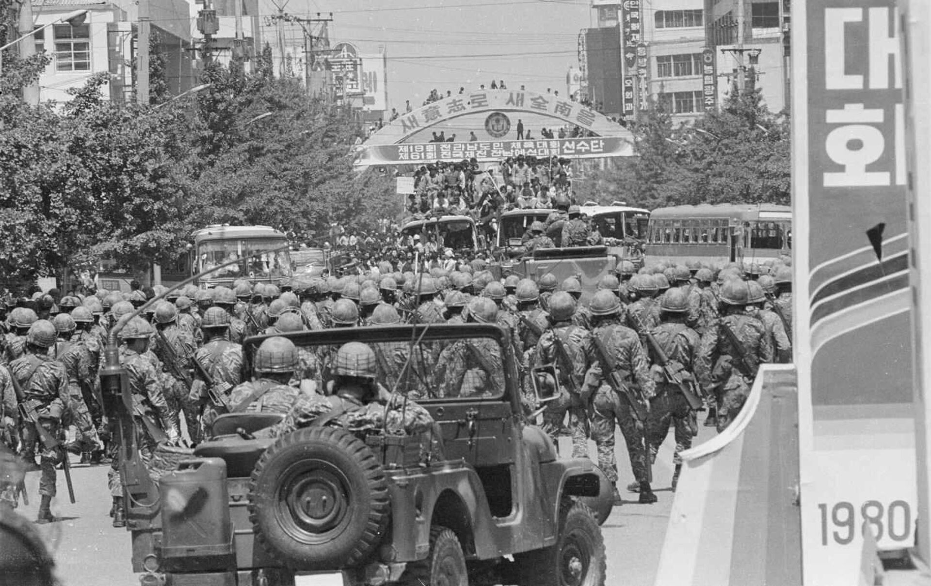 Geumnam-ro, donde las tropas aerotransportadas abrieron fuego contra los manifestantes durante el levantamiento de Gwangju el 21 de mayo de 1980, tras un golpe de estado sigiloso de los militares en diciembre de 1979. - Sputnik Mundo, 1920, 04.12.2024