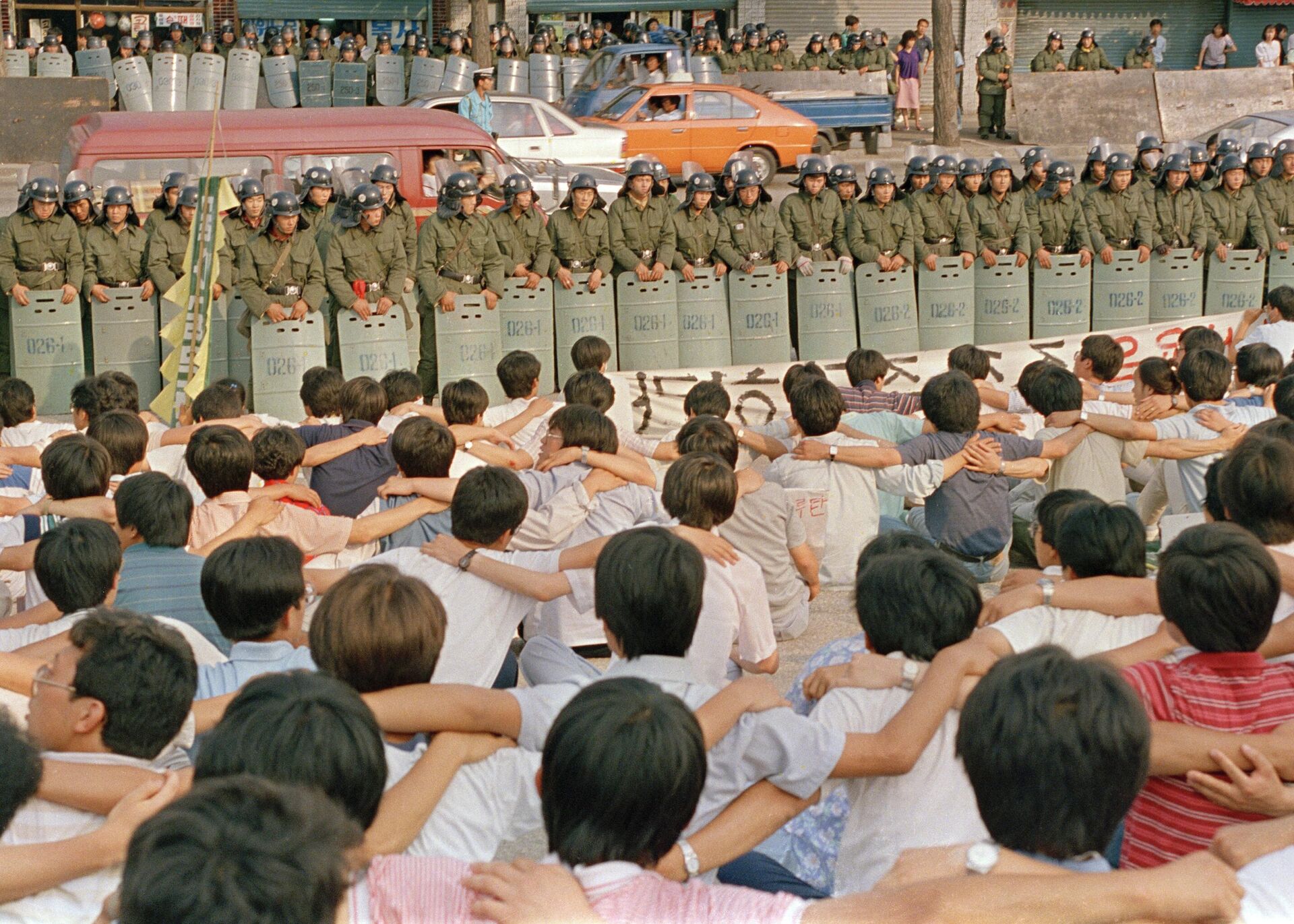 Estudiantes de la Universidad de Corea en Seúl son rodeados por la policía antidisturbios durante una manifestación antigubernamental, el 17 de junio de 1987. Las manifestaciones en todo el país obligaron a la junta militar a abandonar el poder. - Sputnik Mundo, 1920, 04.12.2024
