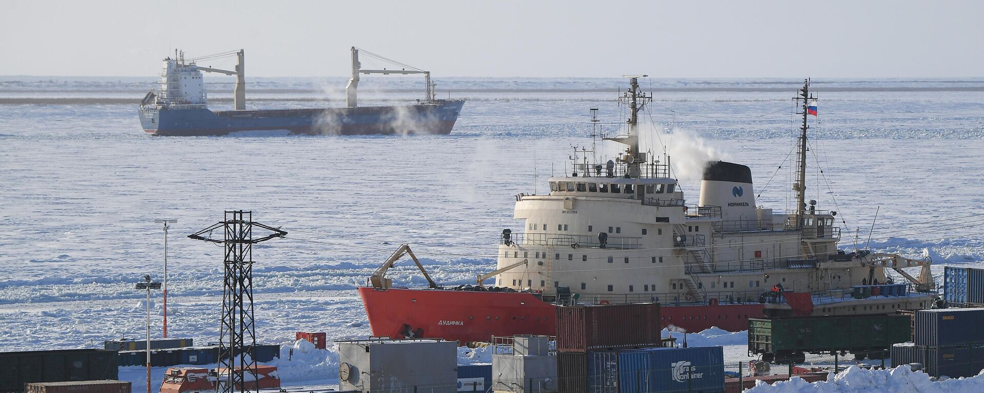 Barcos en el puerto marítimo de Dudinka, parte de la Ruta Marítima del Norte - Sputnik Mundo, 1920, 04.12.2024