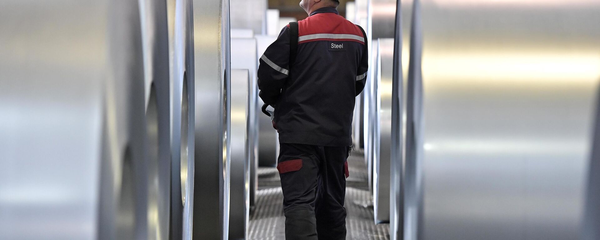 Un obrero inspecciona las bobinas de acero en una planta siderúrgica alemana - Sputnik Mundo, 1920, 12.02.2025