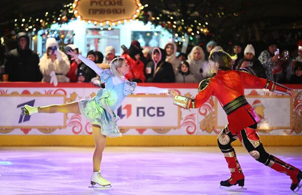 Estrellas de patinaje artístico Eugenia Tarasova y Vladímir Morozov participaron en la ceremonia de apertura de la pista de este año. - Sputnik Mundo
