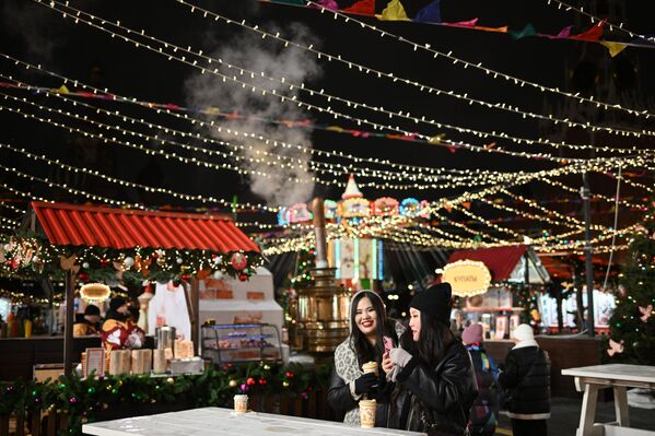 Esta feria es un homenaje a la historia de las tradiciones rusas. En el centro de la capital, entre las calles Ilinka y Nikólskaya también había comerciantes hace 300 años. - Sputnik Mundo