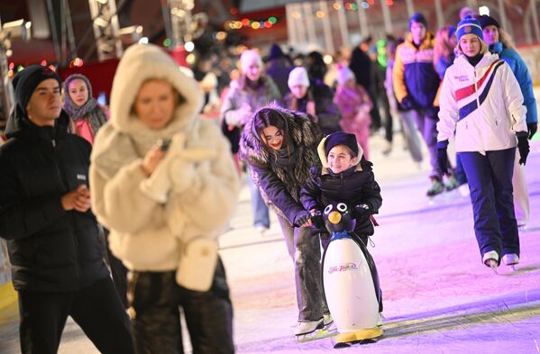 Una de las principales atracciones de temporada de la Plaza Roja de Año Nuevo es la pista de patinaje GUM, situada en su centro. - Sputnik Mundo