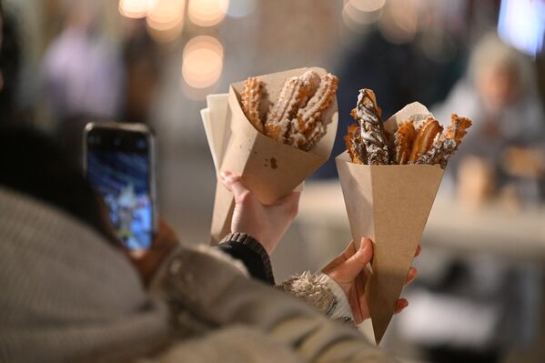 Aquí también se puede merendar. Hay platos de todo el mundo, desde crepes rusos a salchichas bávaras, desde gofres belgas y churros españoles. - Sputnik Mundo