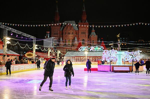 Probablemente, la pista de patinaje de la GUM funcionará en la Nochevieja de 2024-2025.Normalmente, las entradas para el espectáculo de Nochevieja se agotan en un día. - Sputnik Mundo