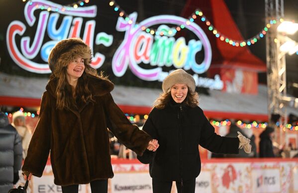 Se puede patinar en la pista de patinaje aunque el invierno sea cálido. El hielo no se derrite ni siquiera a una temperatura de +10 grados centígrados. - Sputnik Mundo