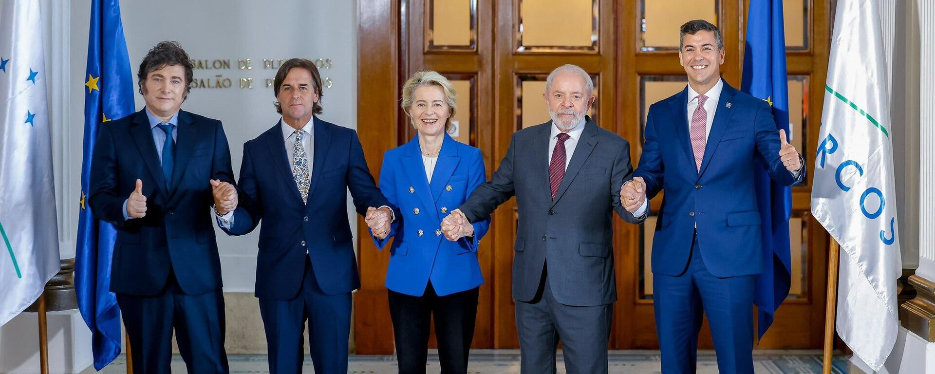 De izquierda a derecha: el presidente de Argentina, Javier Milei, el presidente de Uruguay, Luis Lacalle Pou, la presidenta de la Comisión Europea, Ursula von der Leyen, el mandatario brasileño, Luiz Inacio Lula da Silva, y el presidente de Paraguay, Santiago Peña - Sputnik Mundo, 1920, 06.12.2024