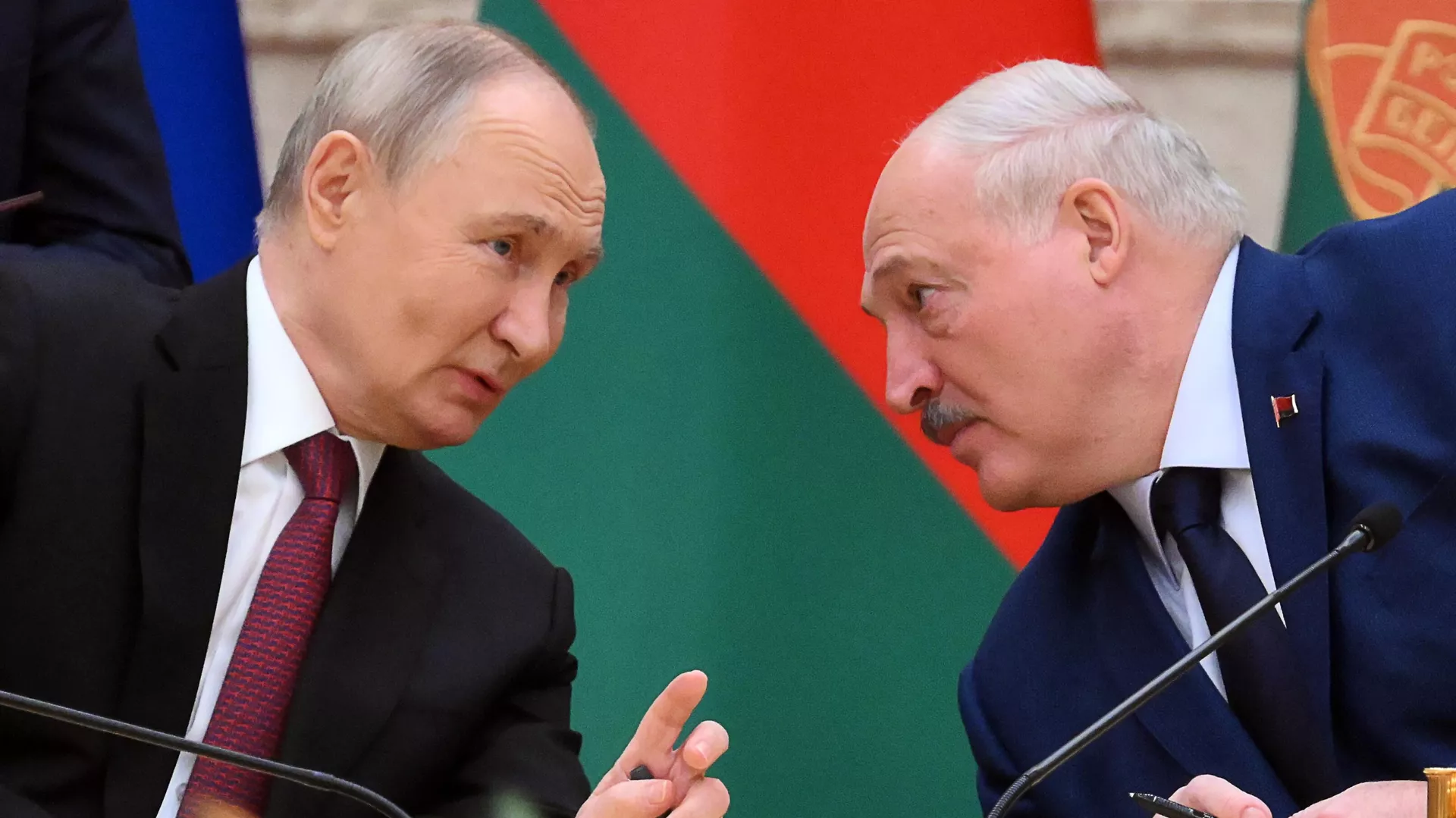 Il presidente russo Vladimir Putin e il suo omologo bielorusso Alexander Lukashenko - Sputnik World, 1920, 06.12.2024