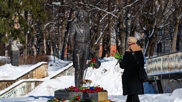El monumento del poeta y novelista ruso Alexandr Pushkin en la capital letona de Riga - Sputnik Mundo