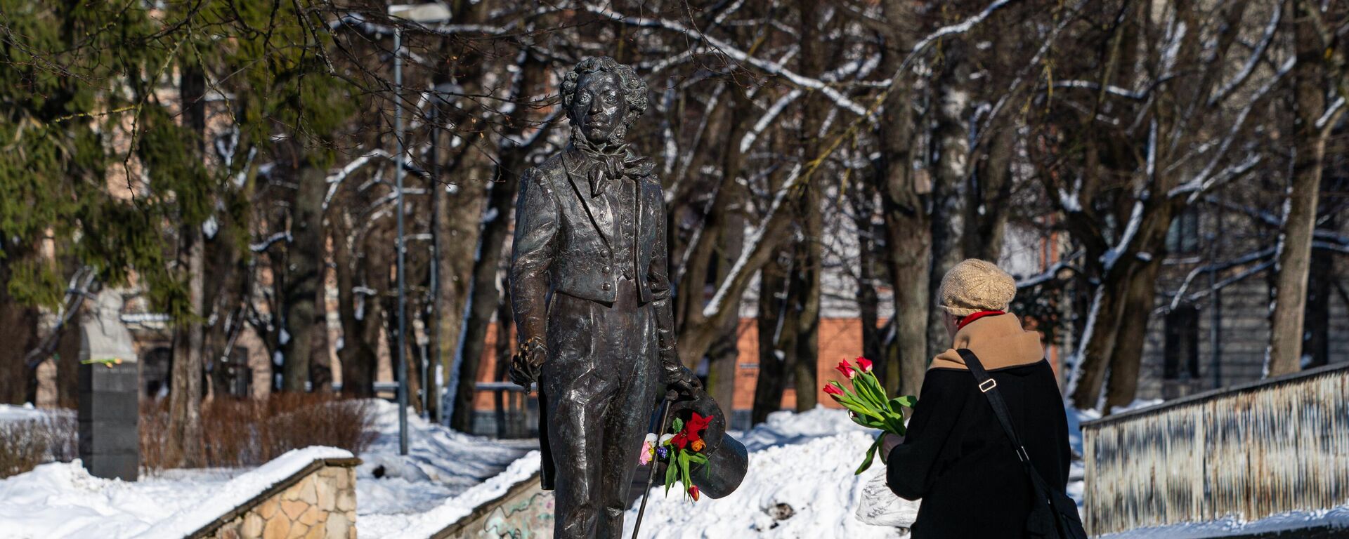 El monumento del poeta y novelista ruso Alexandr Pushkin en la capital letona de Riga - Sputnik Mundo, 1920, 06.12.2024