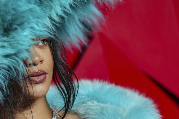 La cantante barbadense Rihanna posa para los fotógrafos tras llegar a Los Premios de la Moda Británica (The Fashion Awards, por su nombre en inglés) 2024 en Londres.  - Sputnik Mundo