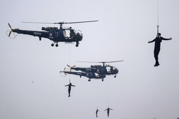 Personal de la armada india exhibe sus habilidades durante las celebraciones del Día Naval en Bombay, India. - Sputnik Mundo