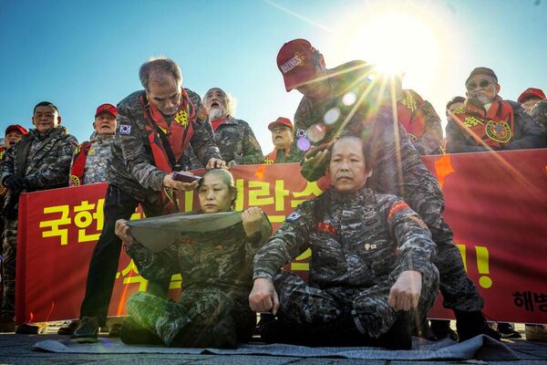 Veteranos marines surcoreanos se afeitan la cabeza en protesta contra el mandatario, Yoon Suk Yeol, frente a la oficina presidencial en Seúl, Corea del Sur.  - Sputnik Mundo
