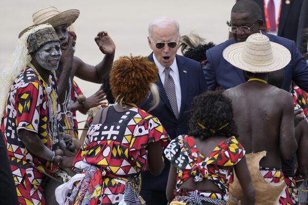 El presidente de Estados Unidos, Joe Biden, observa una danza tradicional tras llegar al aeropuerto de Catumbela, en Angola. - Sputnik Mundo