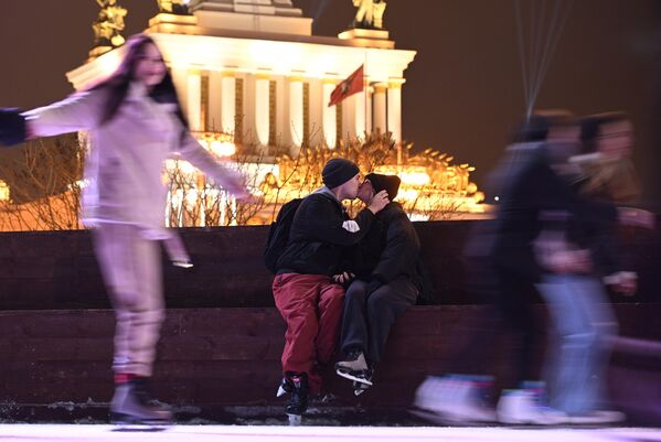 Inauguración de la temporada de invierno en una pista de hielo en Moscú, Rusia. - Sputnik Mundo