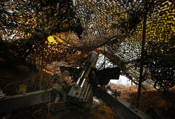 La tripulación de artillería del cañón 2A36 Giatsint-B de las Fuerzas Armadas de Rusia dispara contra posiciones de las tropas ucranianas en la dirección de Krasnoarmeisk, en la operación militar especial. - Sputnik Mundo