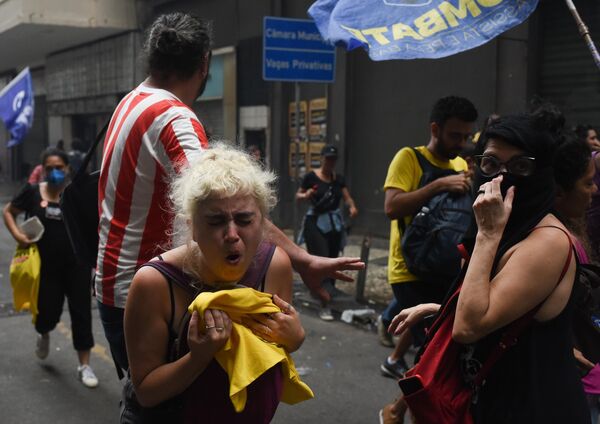 Cientos de profesores de Río de Janeiro se concentraron en el centro de la ciudad para protestar e intentar detener la votación del proyecto de ley 186/24, que modifica los beneficios de los docentes en Río de Janeiro, Brasil. - Sputnik Mundo