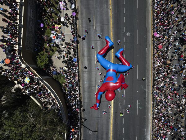 Un globo con Spiderman vuela por una calle durante un festival navideño en Santiago de Chile. - Sputnik Mundo