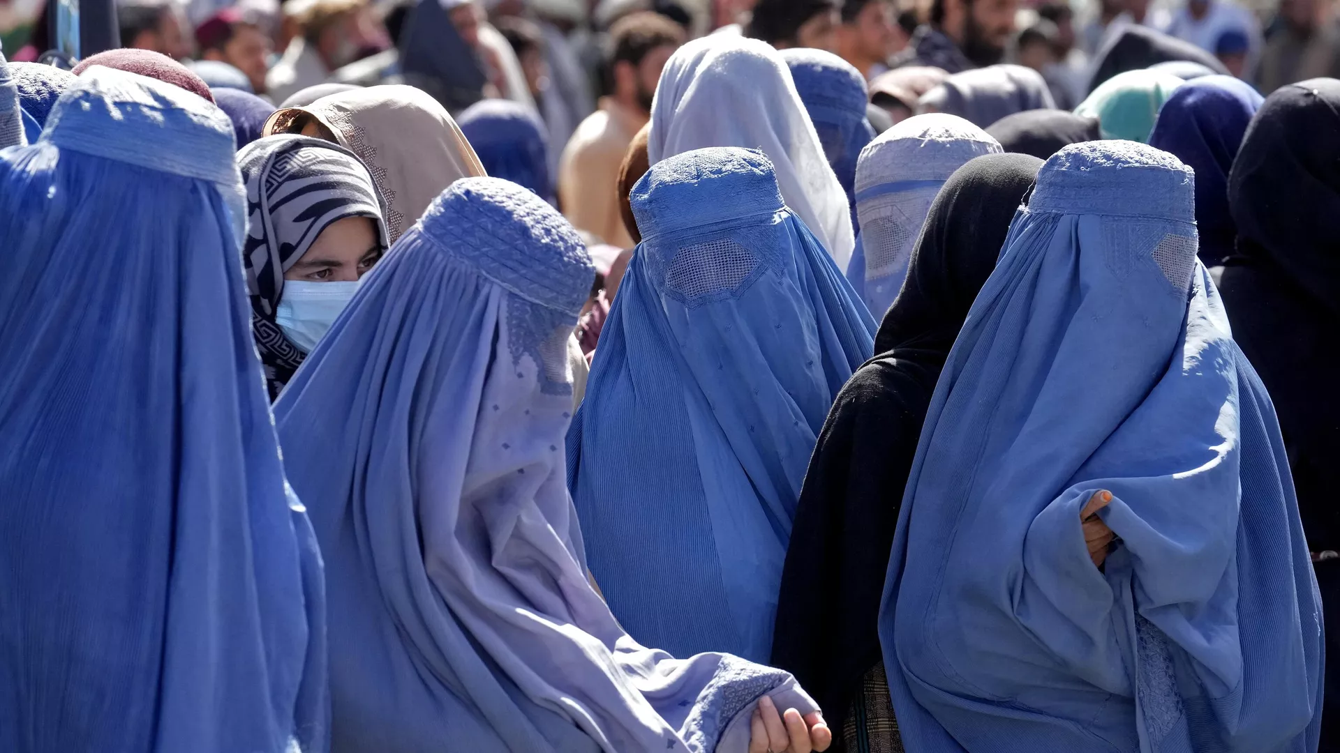 Mujeres esperan para recibir raciones de comida distribuidas por un grupo de ayuda humanitaria saudí, en Kabul, Afganistán  - Sputnik Mundo, 1920, 07.12.2024