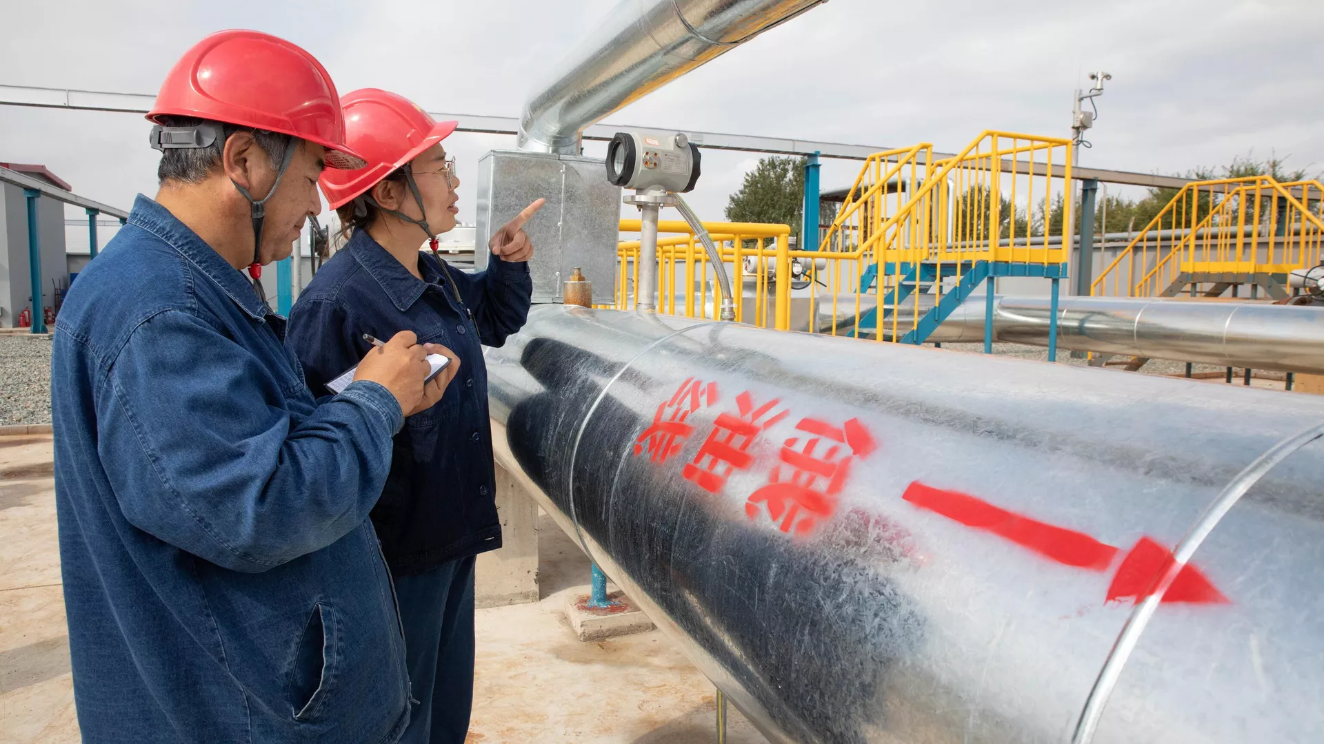 Empleados inspeccionan los dispositivos de la refinería petroquímica de Daqing, China, el septiembre de 2020 - Sputnik Mundo, 1920, 07.12.2024