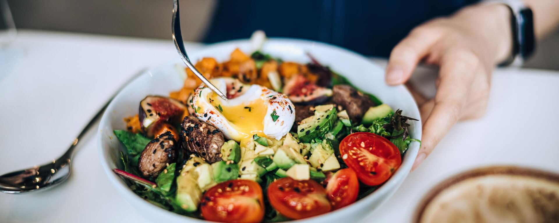 Mujer comiendo un plato de ensalada de carne fresca con un huevo Mujer comiendo un plato de ensalada de carne fresca con un huevo - Sputnik Mundo, 1920, 08.12.2024