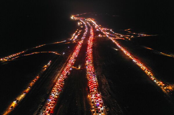 Mientras muchos migrantes sirios se preparan para regresar a sus hogares, los grupos minoritarios (especialmente kurdos y armenios) temen un recrudecimiento de la violencia.En la foto: largas colas de vehículos se han formado en las carreteras que conducen hacia y desde Damasco. - Sputnik Mundo