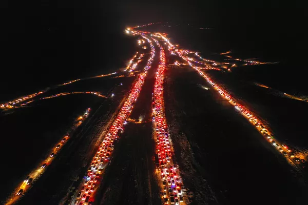 Mientras muchos migrantes sirios se preparan para regresar a sus hogares, los grupos minoritarios (especialmente kurdos y armenios) temen un recrudecimiento de la violencia.En la foto: largas colas de vehículos se han formado en las carreteras que conducen hacia y desde Damasco. - Sputnik Mundo