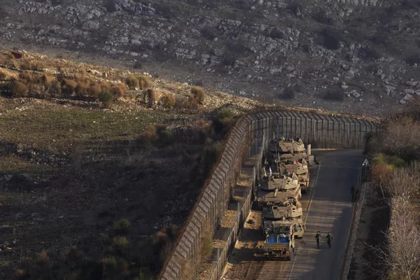 El primer ministro israelí, Benjamin Netanyahu, declaró que, con la retirada de los soldados sirios, el tratado sobre la zona tampón firmado en 1974 pierde su relevancia.En la foto: soldados israelíes cerca de vehículos blindados estacionados a lo largo de la llamada Línea Alfa. - Sputnik Mundo