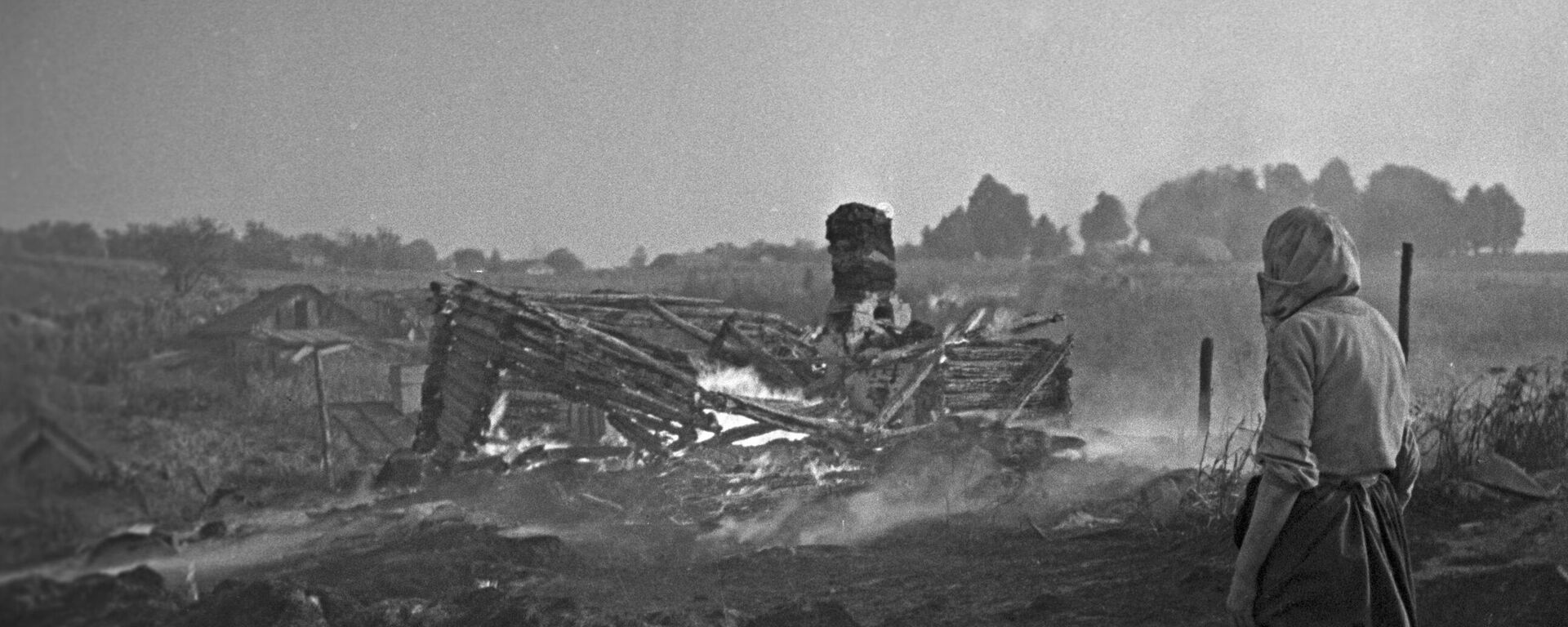 Los nazis quemaron un pueblo ucraniano, el 16 de junio de 1944 (foto de archivo)  - Sputnik Mundo, 1920, 09.12.2024