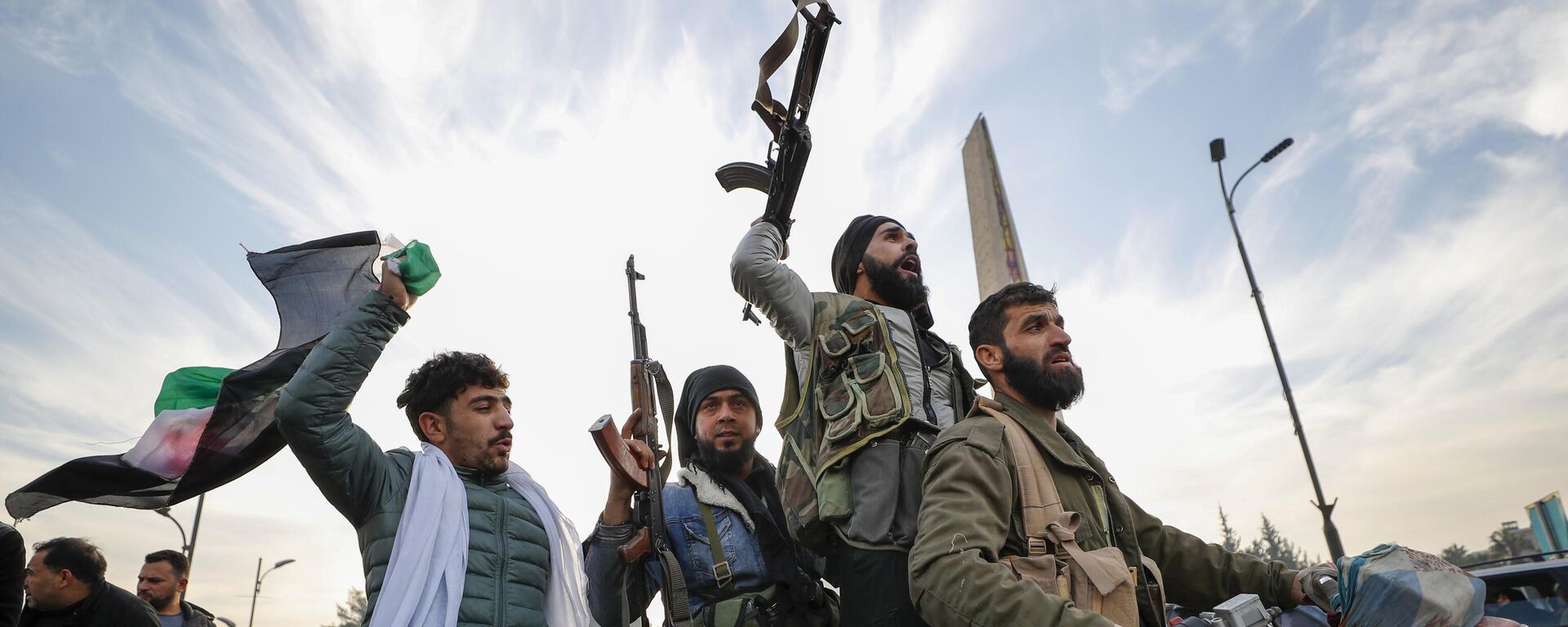 Combatientes de la oposición siria celebran el colapso del Gobierno sirio en Damasco, Siria, el 8 de diciembre de 2024  - Sputnik Mundo, 1920, 09.12.2024