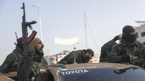 Combatientes de la oposición siria cabalgan por las calles tras la toma de Hama, Siria, 6 de diciembre de 2024  - Sputnik Mundo