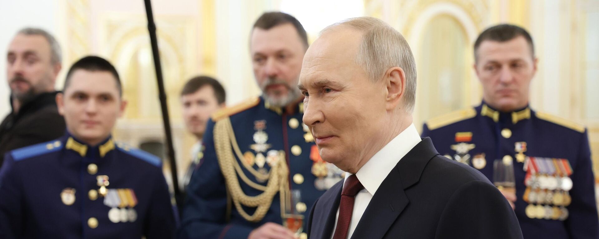 Vladímir Putin, presidente ruso, entregó a los Héroes de Rusia las medallas de la Estrella de Oro  - Sputnik Mundo, 1920, 09.12.2024