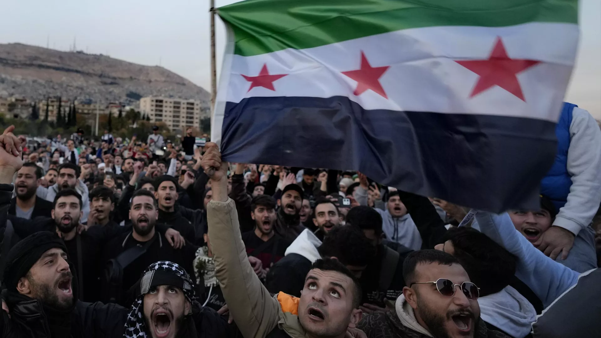 Los ciudadanos sirios ondean la bandera revolucionaria en Damasco, Siria, el 9 de diciembre de 2024 - Sputnik Mundo, 1920, 09.12.2024