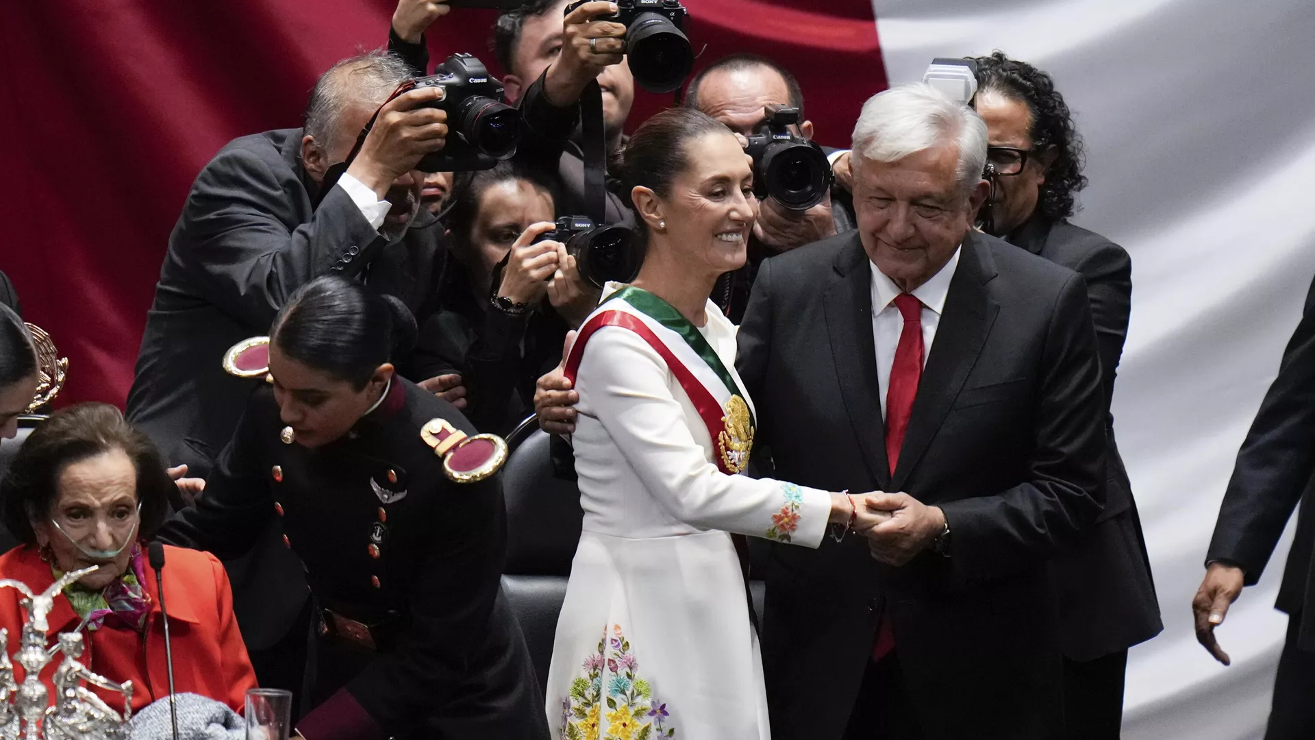 Claudia Sheinbaum durante su investidura como presidenta de México, al lado del expresidente Andrés Manuel López Obrador - Sputnik Mundo, 1920, 09.12.2024