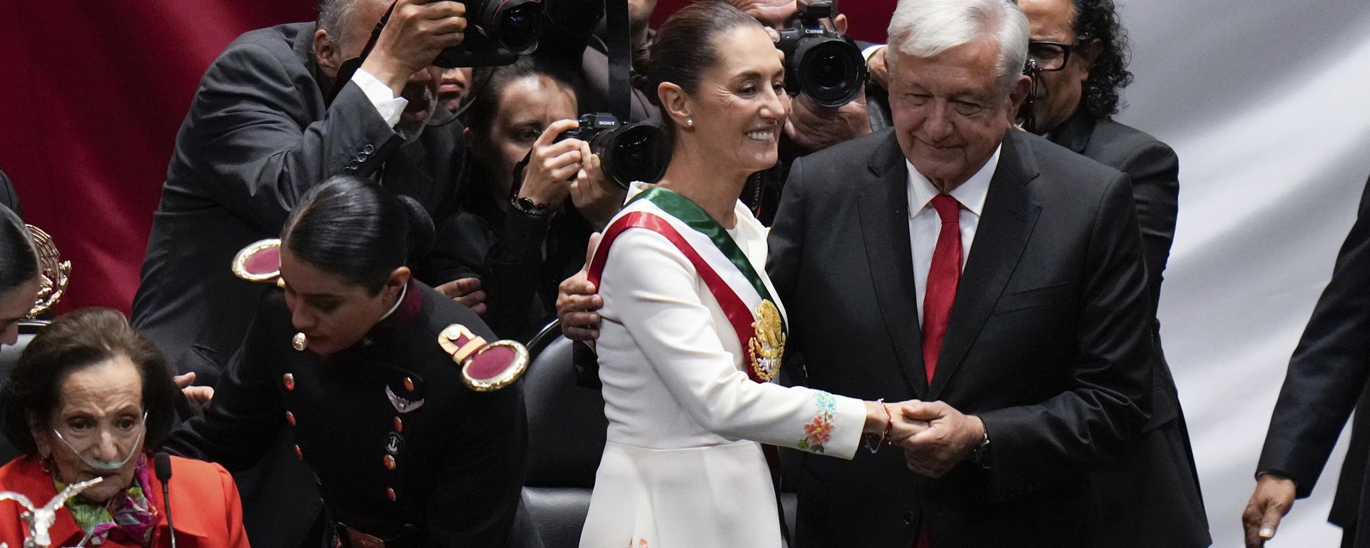 Claudia Sheinbaum durante su investidura como presidenta de México, al lado del expresidente Andrés Manuel López Obrador - Sputnik Mundo, 1920, 27.06.2026