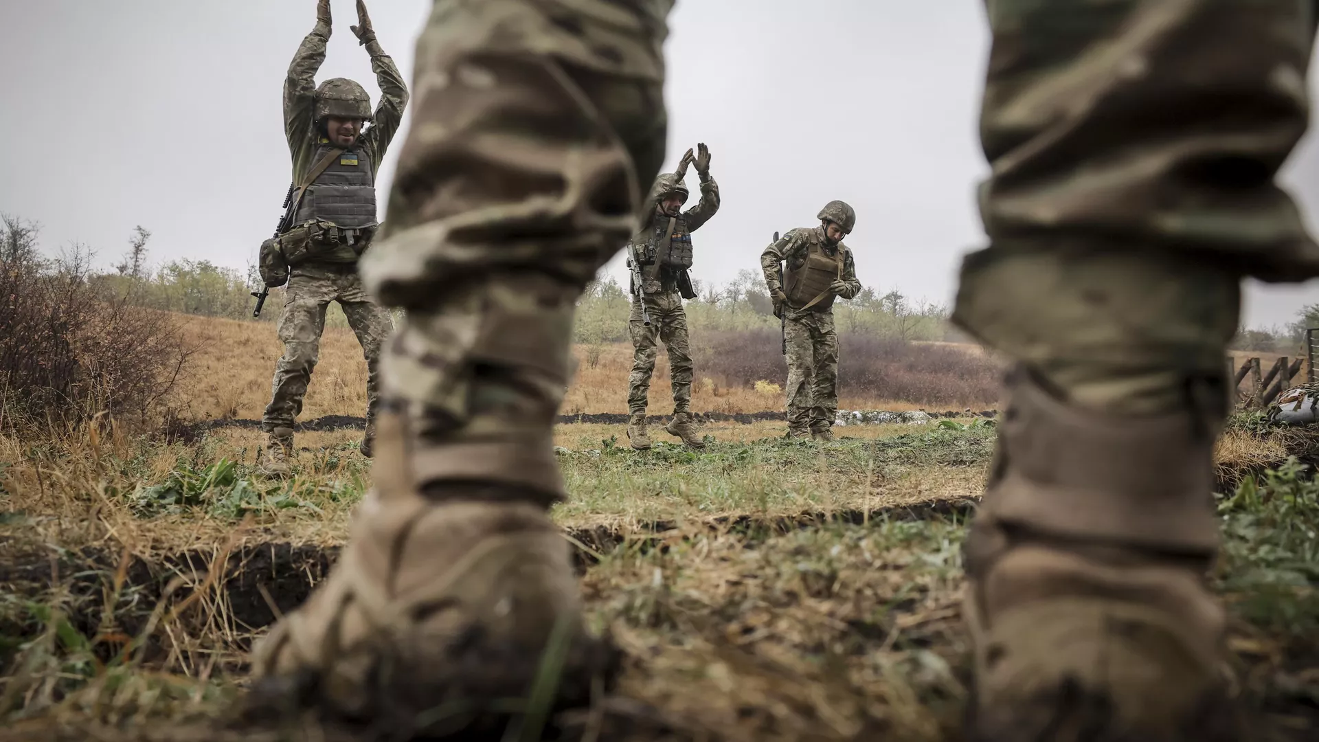 Ucranianos recién reclutados entrenan sus habilidades tácticas en una carrera de obstáculos en el campo de entrenamiento en la región de Donetsk, el 14 de octubre de 2024 - Sputnik Mundo, 1920, 03.01.2025