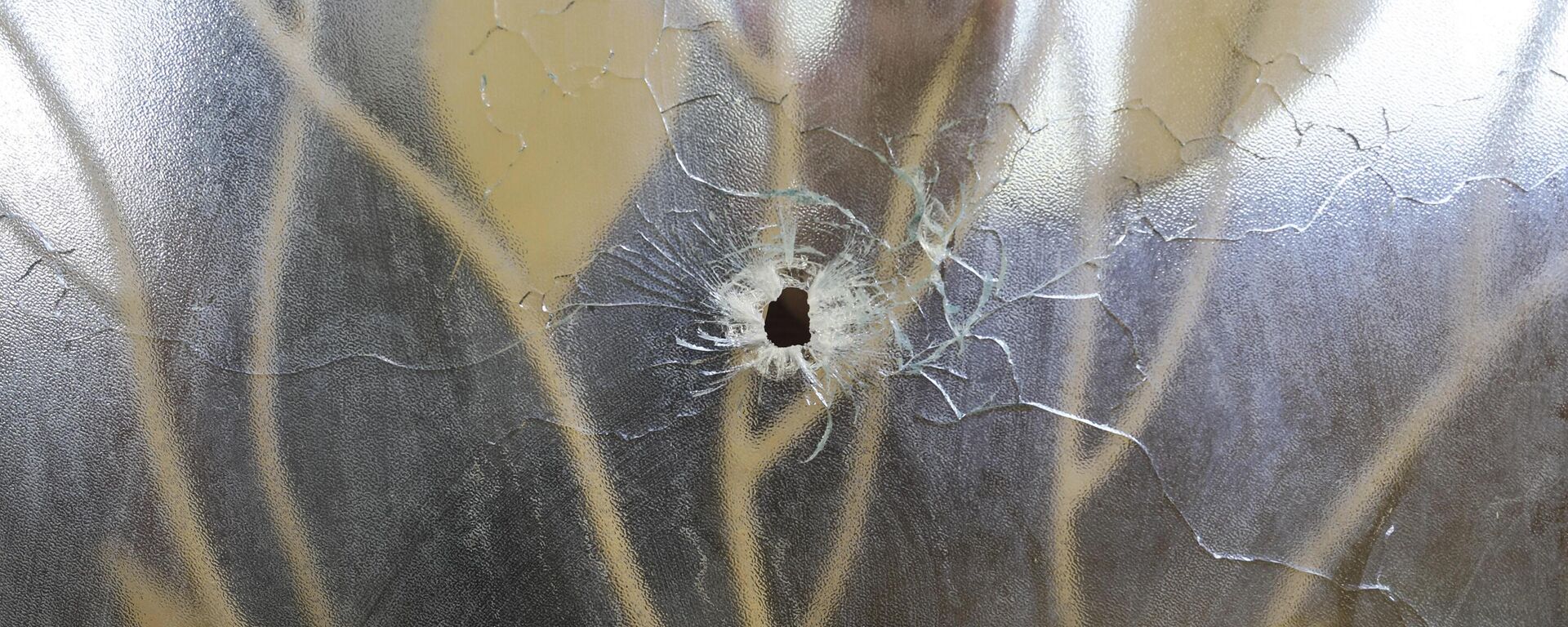 Un trabajador sanitario posamano sobre una puerta de vidrio atravesada por una bala durante un ataque al Centro Hospitalario Fontaine, en el área de Cité Soleil de Puerto Príncipe, Haití, el 16 de noviembre de 2023 (imagen referencial) - Sputnik Mundo, 1920, 09.12.2024