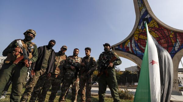 Combatientes de la oposición siria posan para una fotografía mientras celebran en la Plaza de los Omeyas en Alepo, el 9 de diciembre de 2024. - Sputnik Mundo