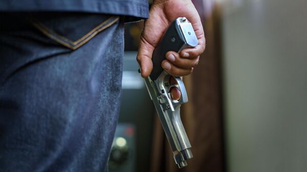 Hombre con pistola - Sputnik Mundo