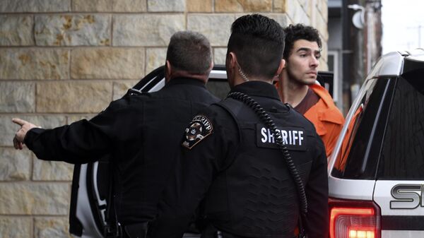 Luigi Nicholas Mangione es escoltado a la Corte del Condado de Blair. Es el presunto asesino de director general de UnitedHealthcare, Brian Thompson - Sputnik Mundo