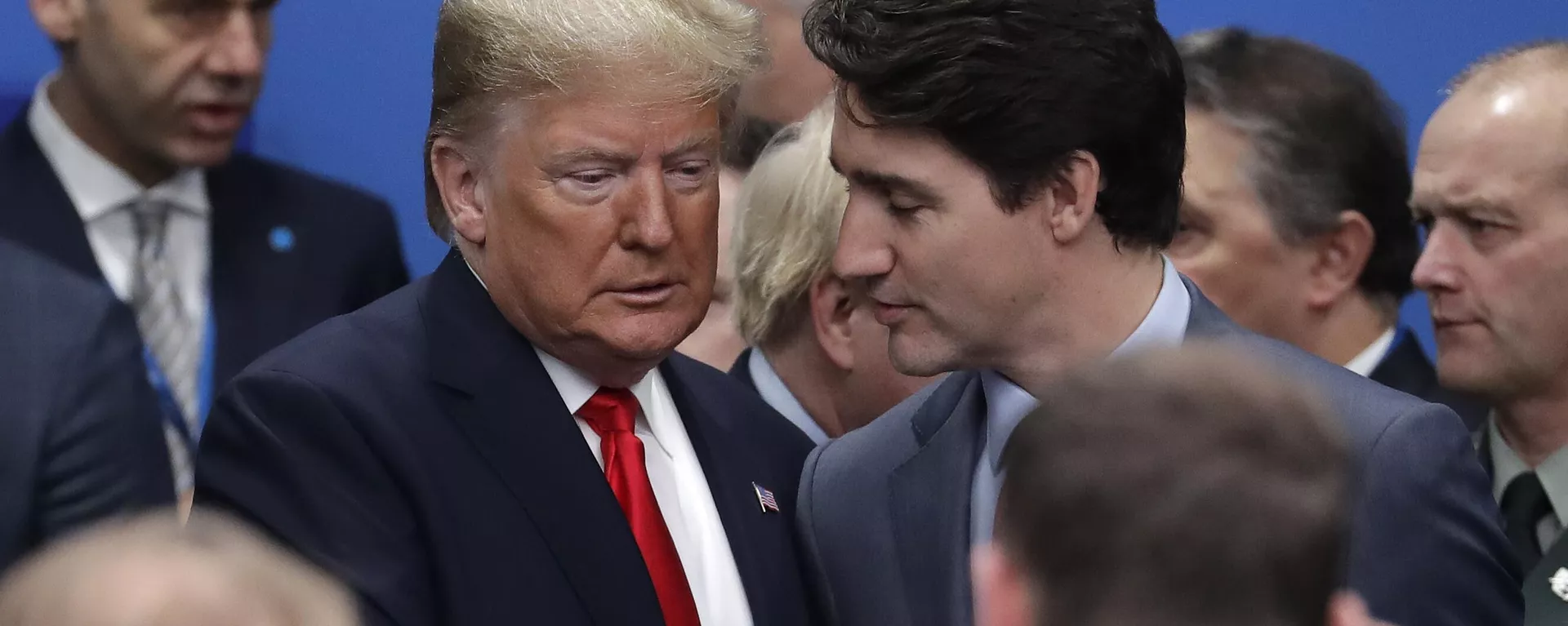 El presidente electo de EEUU, Donald Trump, y el primer ministro canadiense, Justin Trudeau, llegan a una mesa redonda durante una reunión de líderes de la OTAN. - Sputnik Mundo, 1920, 10.12.2024