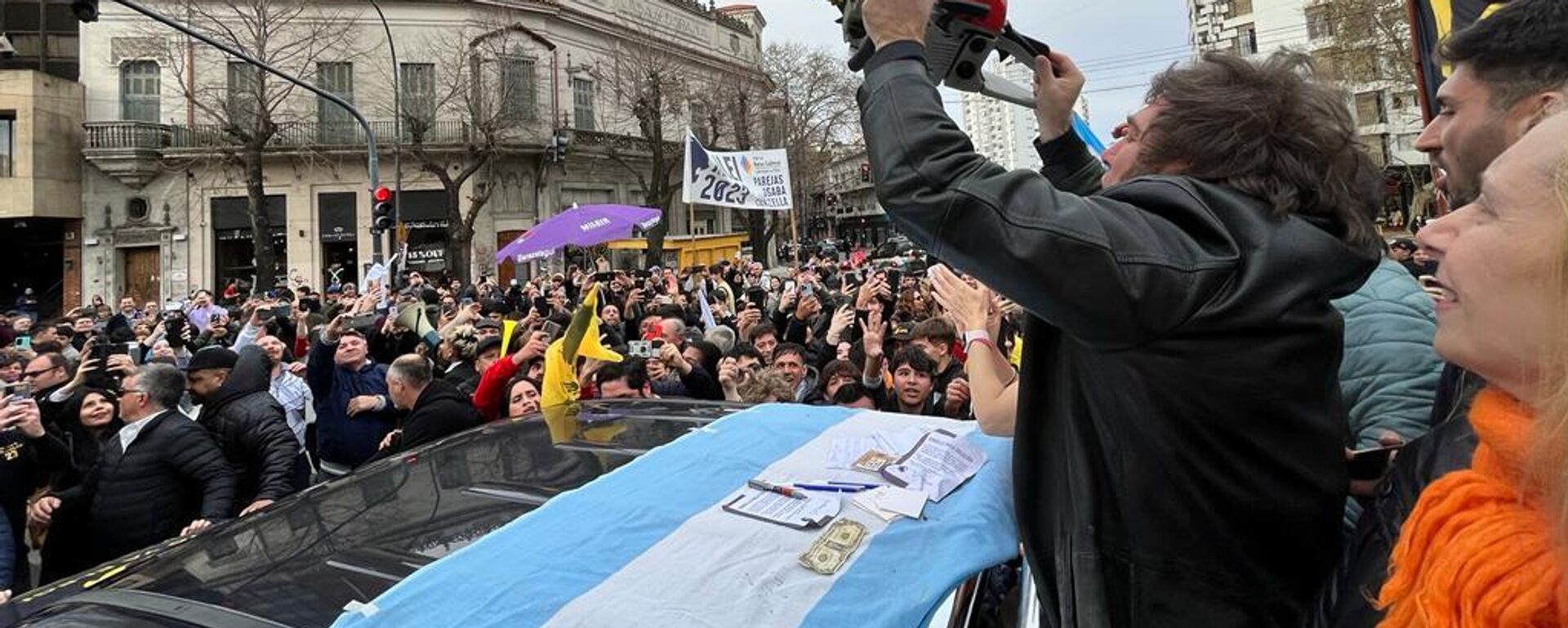 El presidente de Argentina, Javier Milei, y su motosierra que representa buena parte de sus políticas sociales y económicas - Sputnik Mundo, 1920, 11.12.2024