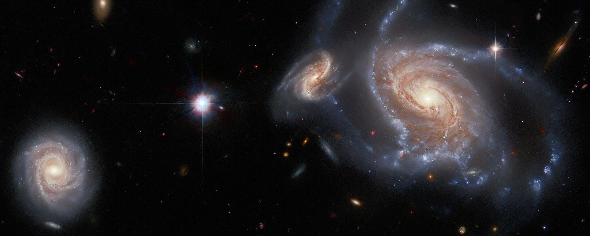 Множество спиральных галактик: NGC 1356, LEDA 467699, LEDA 95415 и IC 1947 - Sputnik Mundo, 1920, 16.09.2025