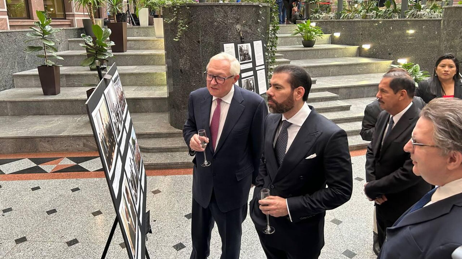 El viceministro de Exteriores ruso, Serguéi Riabkov, y el representante especial del presidente nicaragüense para los asuntos con Rusia, Laureano Ortega Murillo - Sputnik Mundo, 1920, 12.12.2024